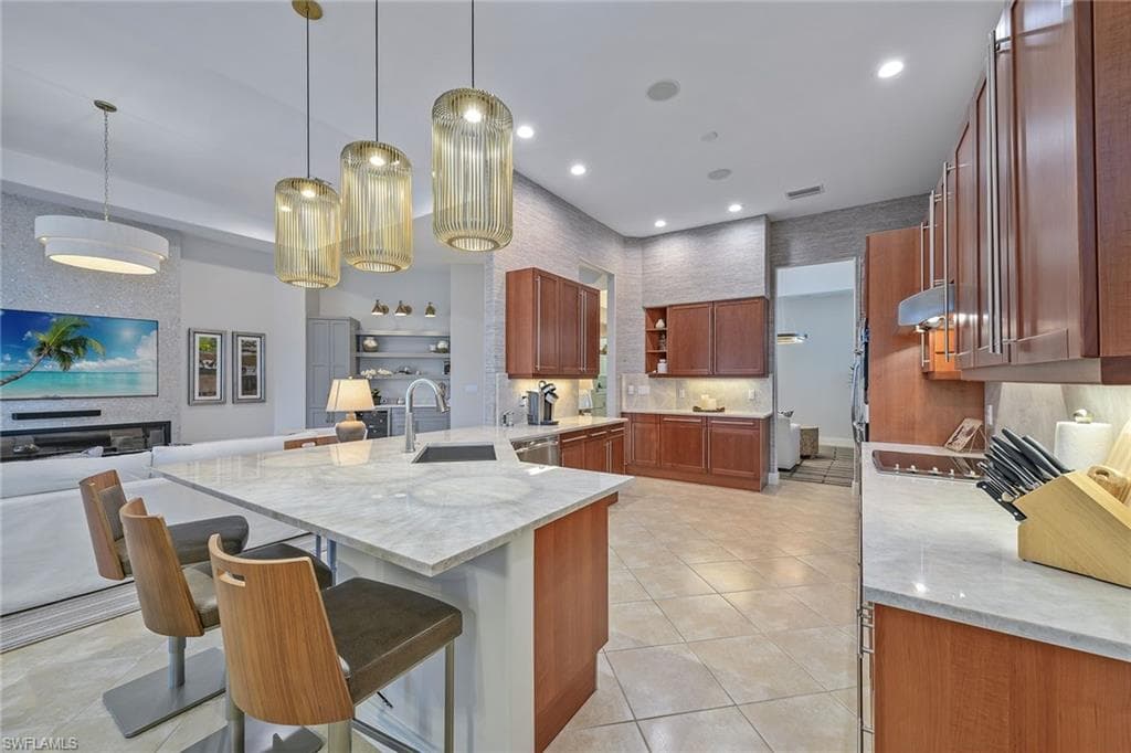 5999 Hammock Isles Cir, Naples, FL 34119-9