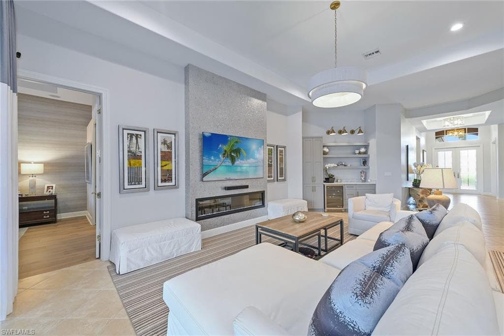 5999 Hammock Isles Cir, Naples, FL 34119-3