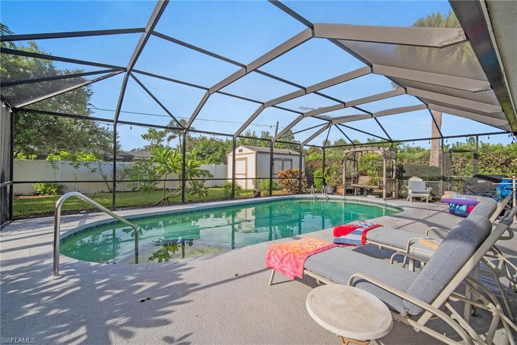 212 Willowick Dr, Naples, FL 34110-1