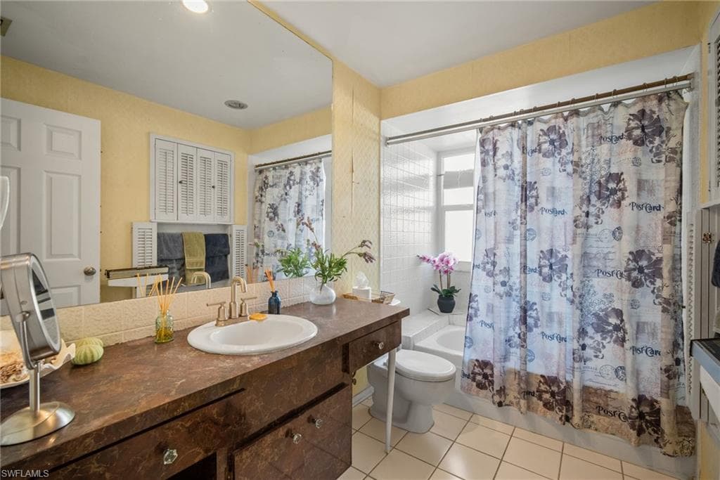 212 Willowick Dr, Naples, FL 34110-20