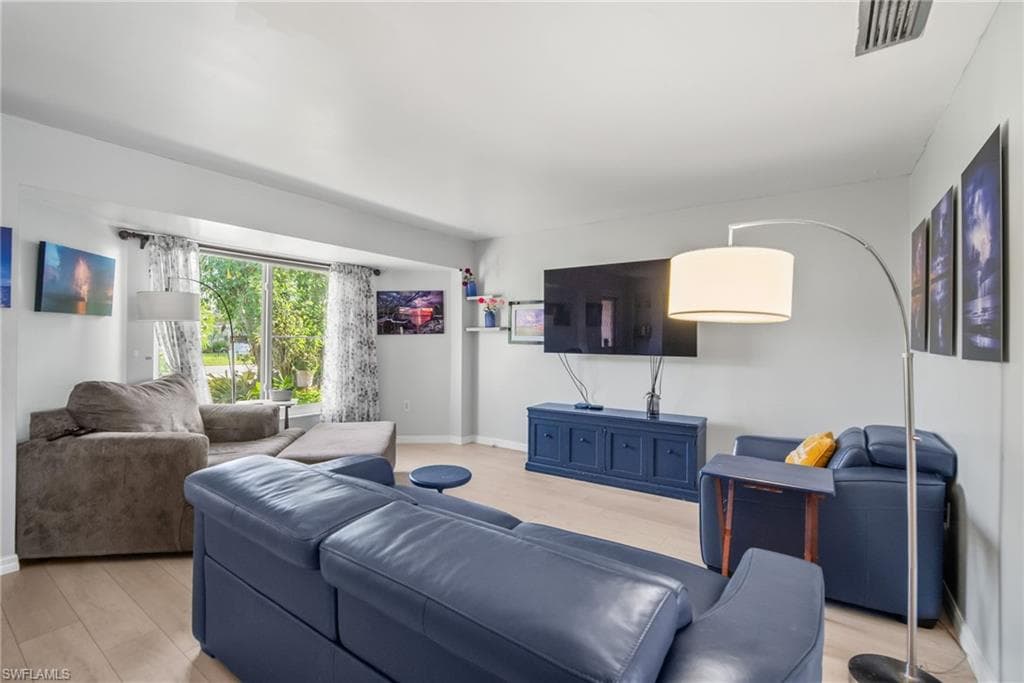 212 Willowick Dr, Naples, FL 34110-8