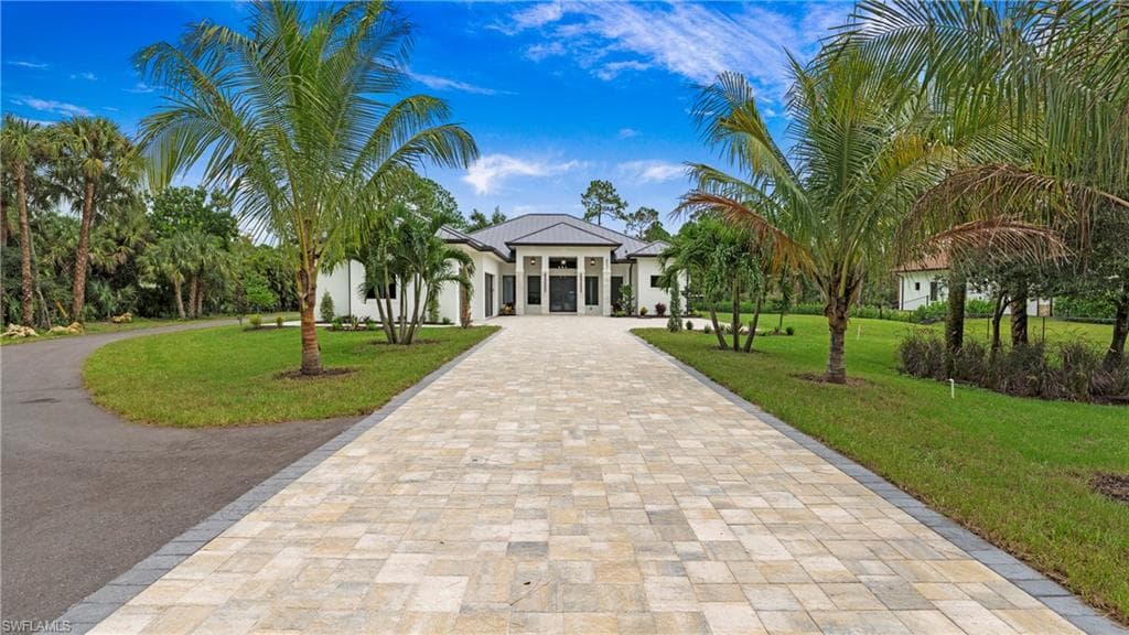 652 15th St SW, Naples, FL 34117-1