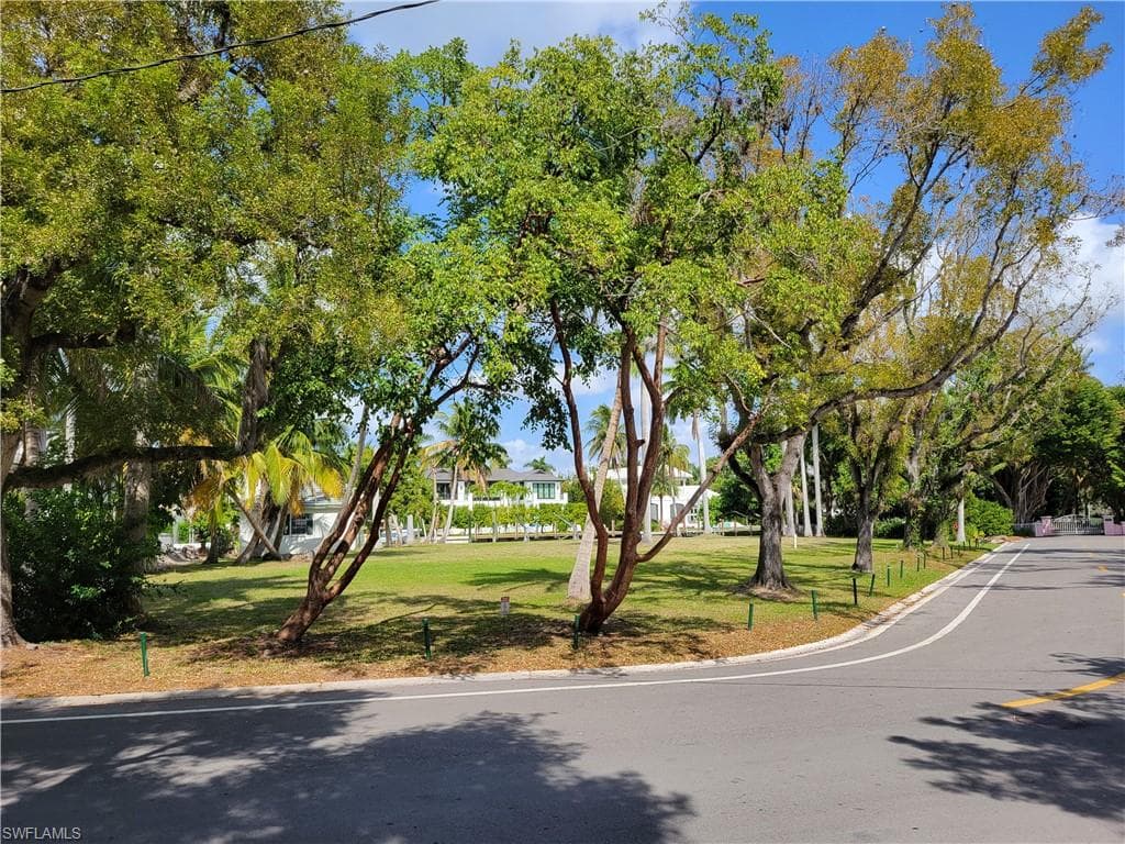 930 18th Ave S, Naples, FL 34102-8