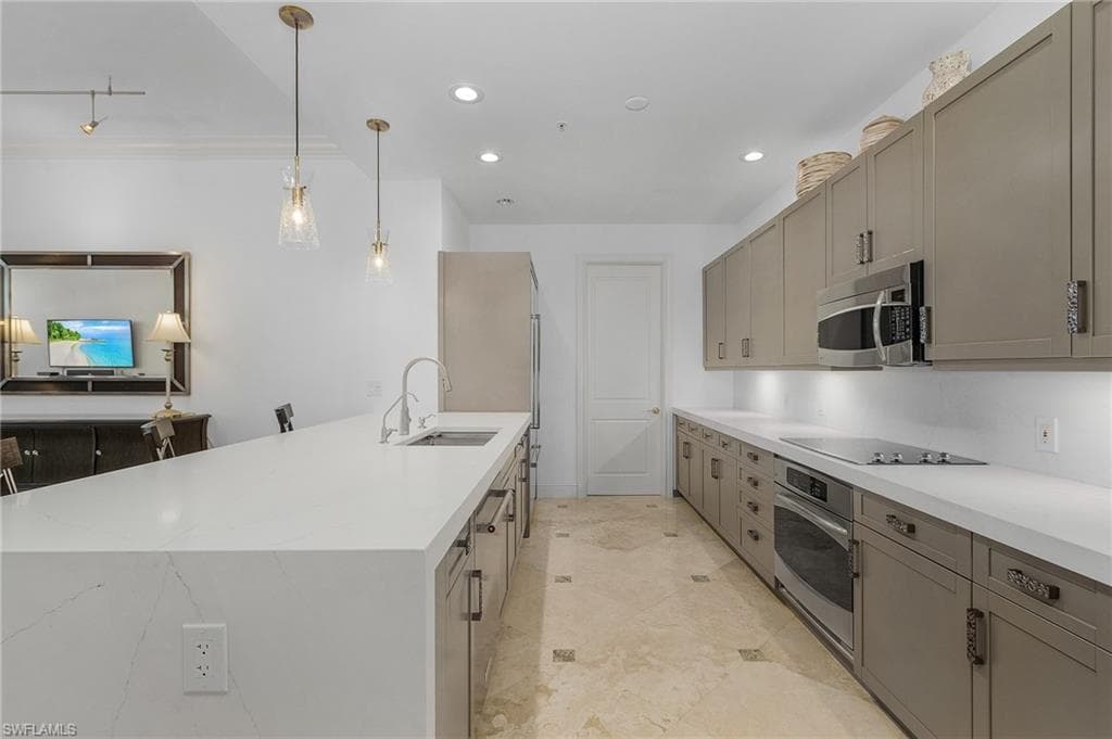 780 5th Ave S 3, Naples, FL 34102-10