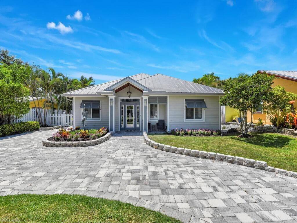 740 5th Ave N, Naples, FL 34102-2