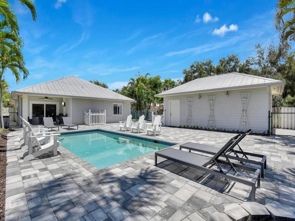 740 5th Ave N, Naples, FL 34102-34
