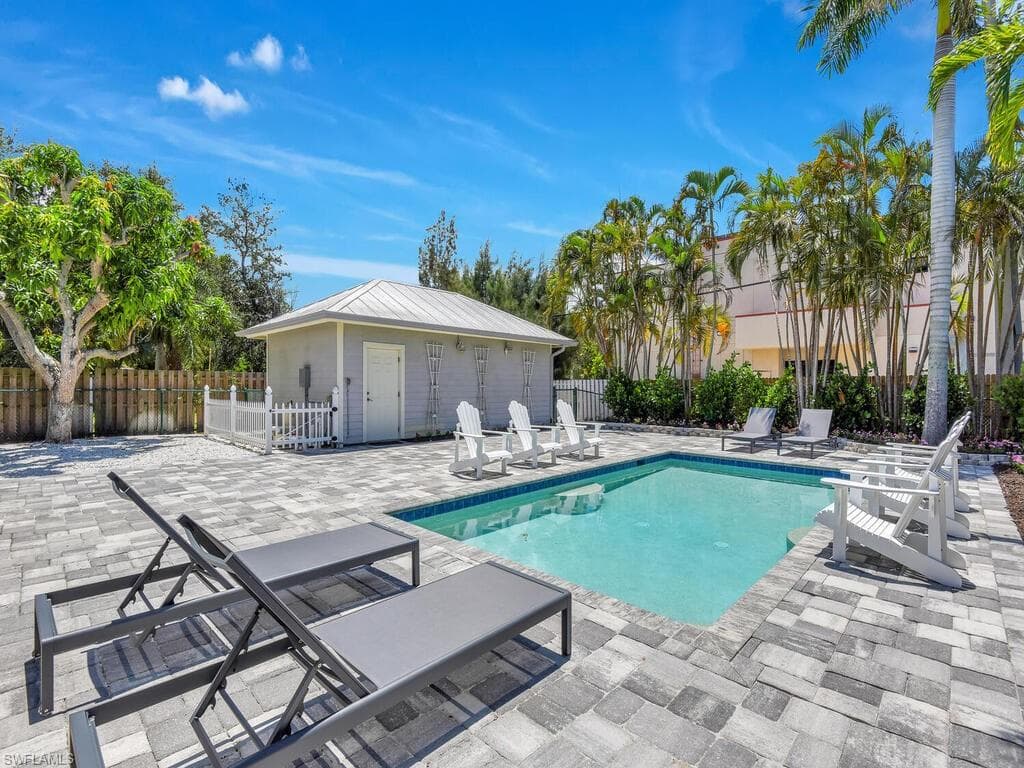 740 5th Ave N, Naples, FL 34102-35