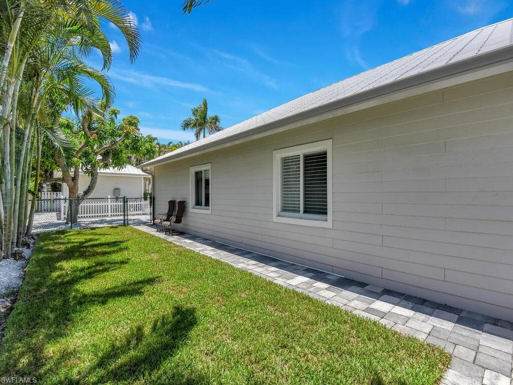 740 5th Ave N, Naples, FL 34102-36