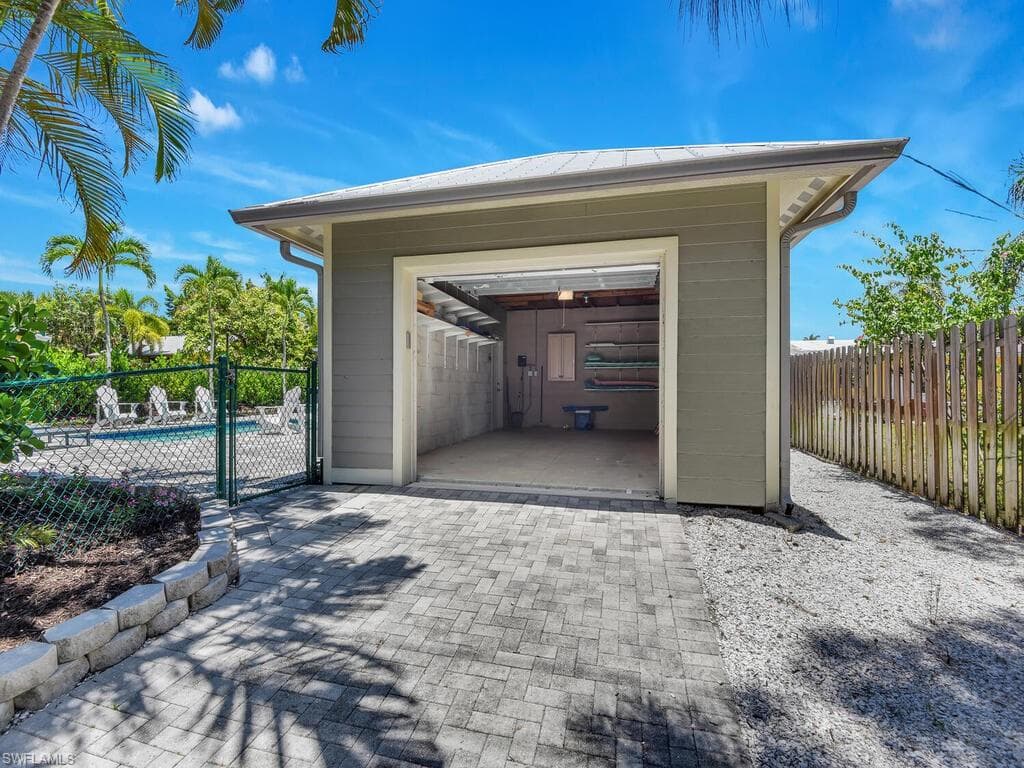 740 5th Ave N, Naples, FL 34102-37