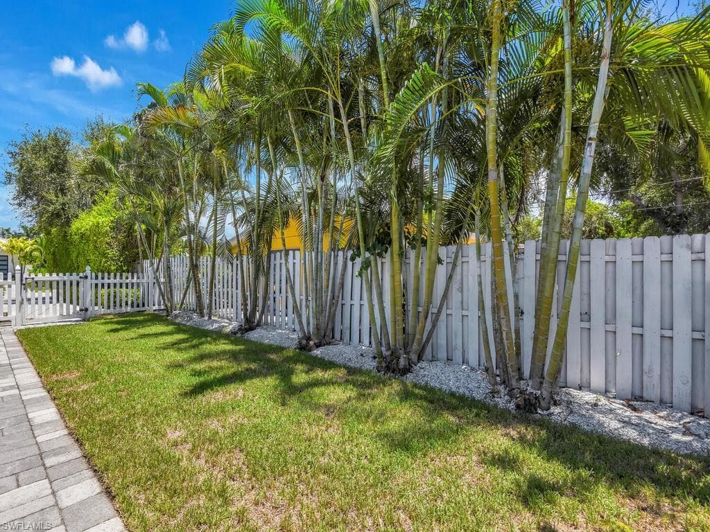 740 5th Ave N, Naples, FL 34102-38