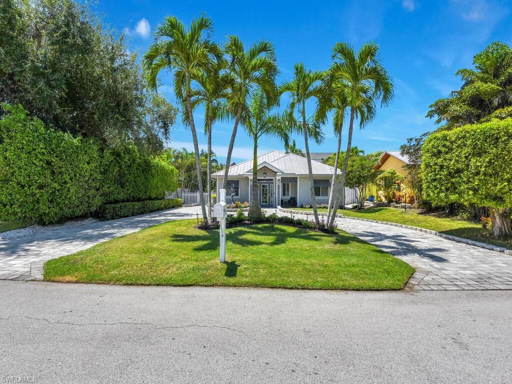 740 5th Ave N, Naples, FL 34102-3