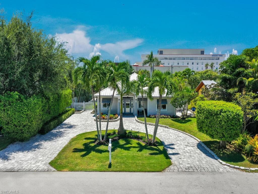 740 5th Ave N, Naples, FL 34102-39
