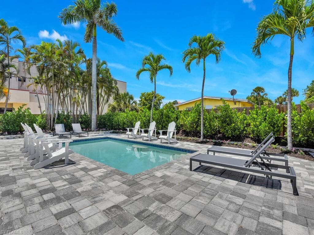 740 5th Ave N, Naples, FL 34102-4