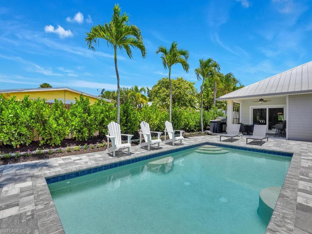 740 5th Ave N, Naples, FL 34102-5