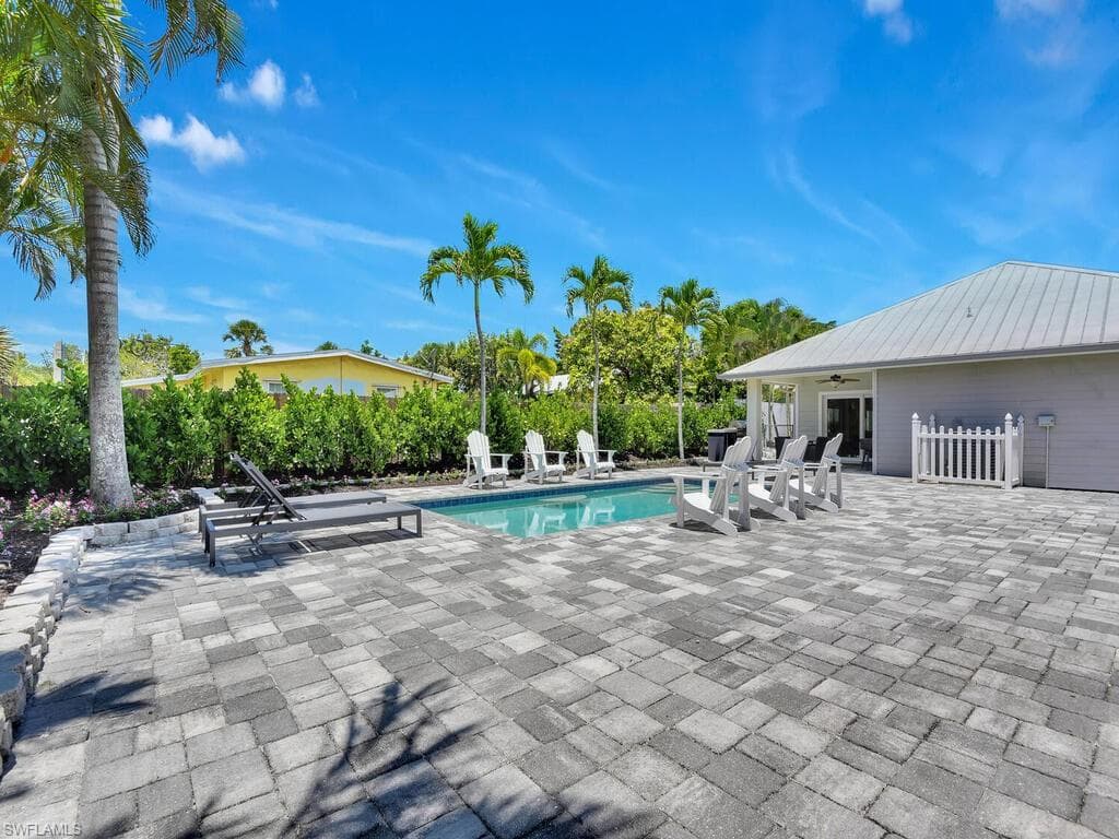 740 5th Ave N, Naples, FL 34102-6