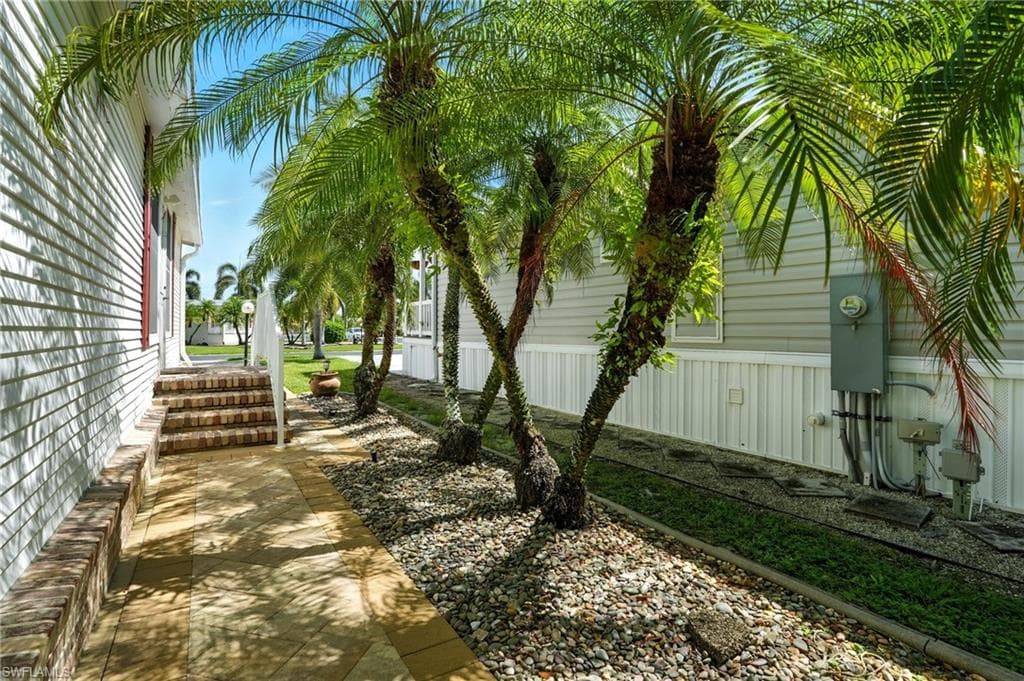4052 Crystal Lake Dr, Naples, FL 34120-23