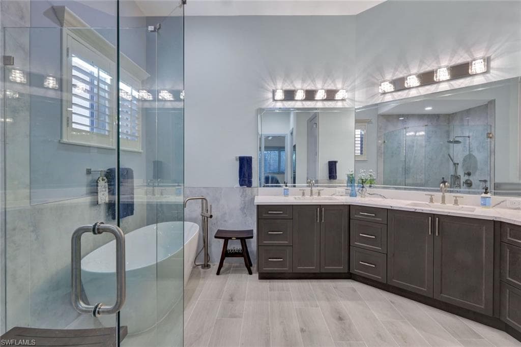 5620 Hammock Isles Dr, Naples, FL 34119-8