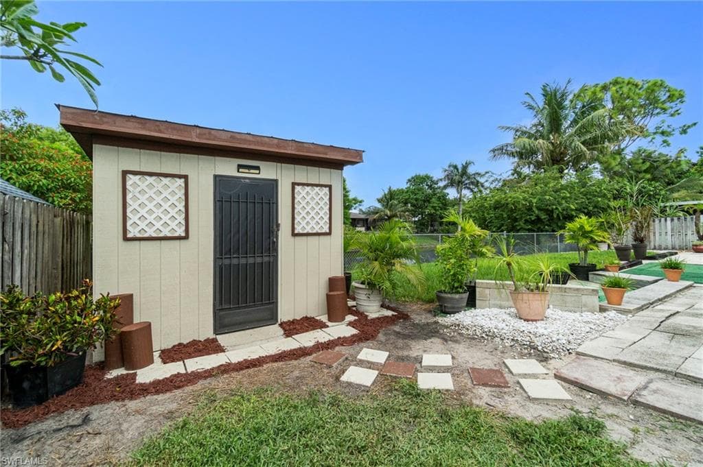 5017 28th Ave SW, Naples, FL 34116-39