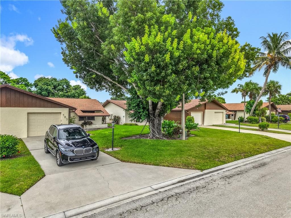 183 Round Key Cir D4, Naples, FL 34112-1