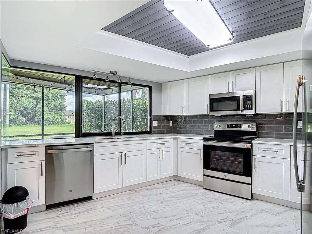 183 Round Key Cir D4, Naples, FL 34112-25
