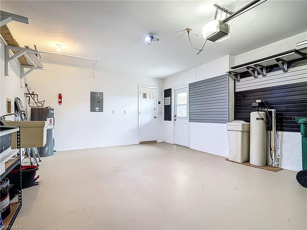 183 Round Key Cir D4, Naples, FL 34112-43