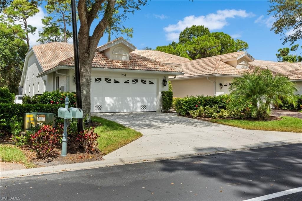 754 Wiggins Bay 14l Dr, Naples, FL 34110-2
