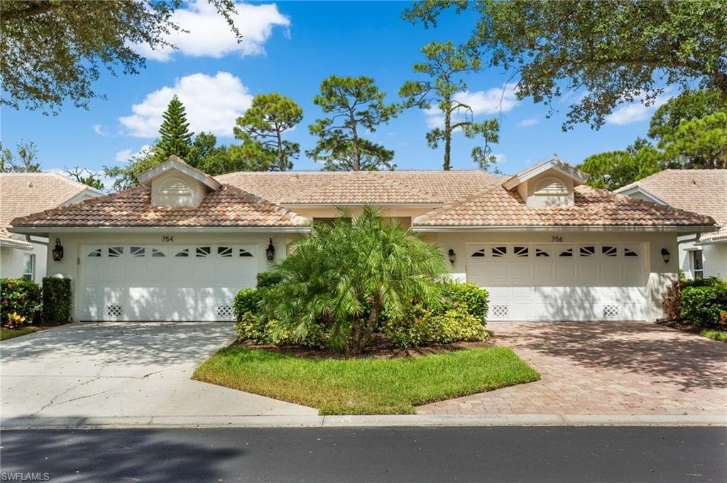 754 Wiggins Bay 14l Dr, Naples, FL 34110-3