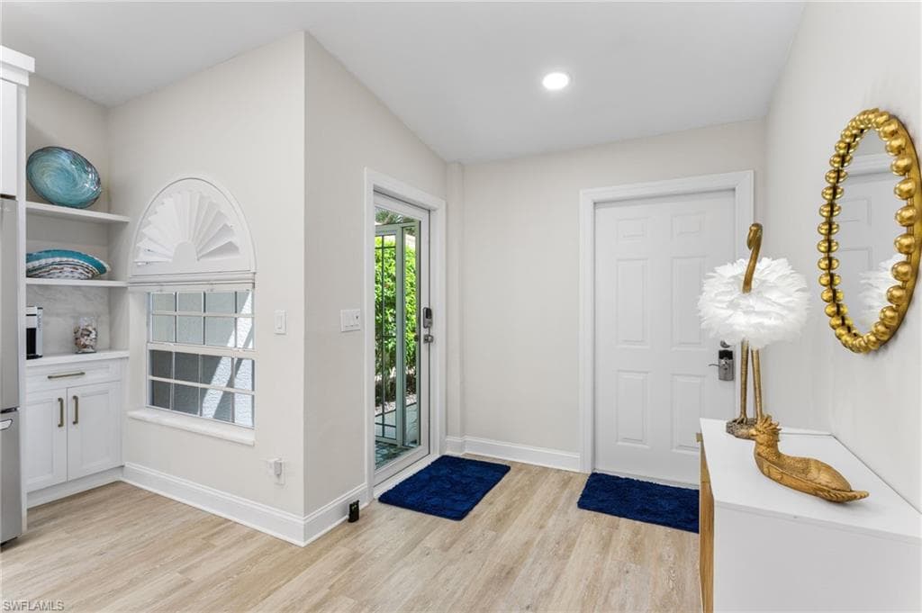 754 Wiggins Bay 14l Dr, Naples, FL 34110-8