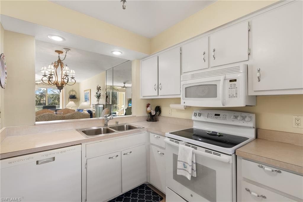 1051 Foxfire Ln 206, Naples, FL 34104-8