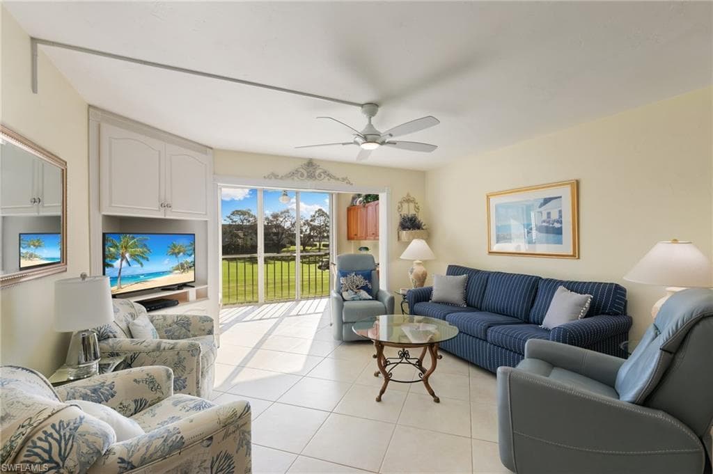 1051 Foxfire Ln 206, Naples, FL 34104-5