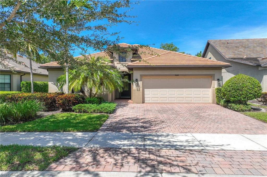 7049 Live Oak Dr, Naples, FL 34114-2