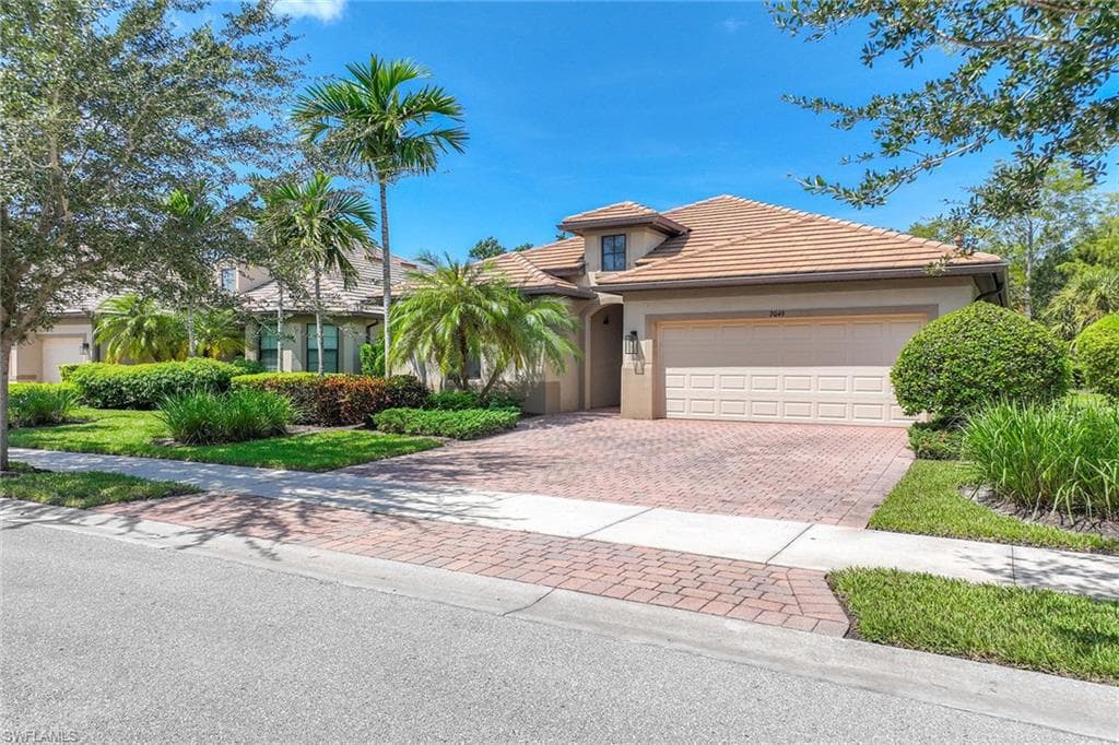 7049 Live Oak Dr, Naples, FL 34114-5