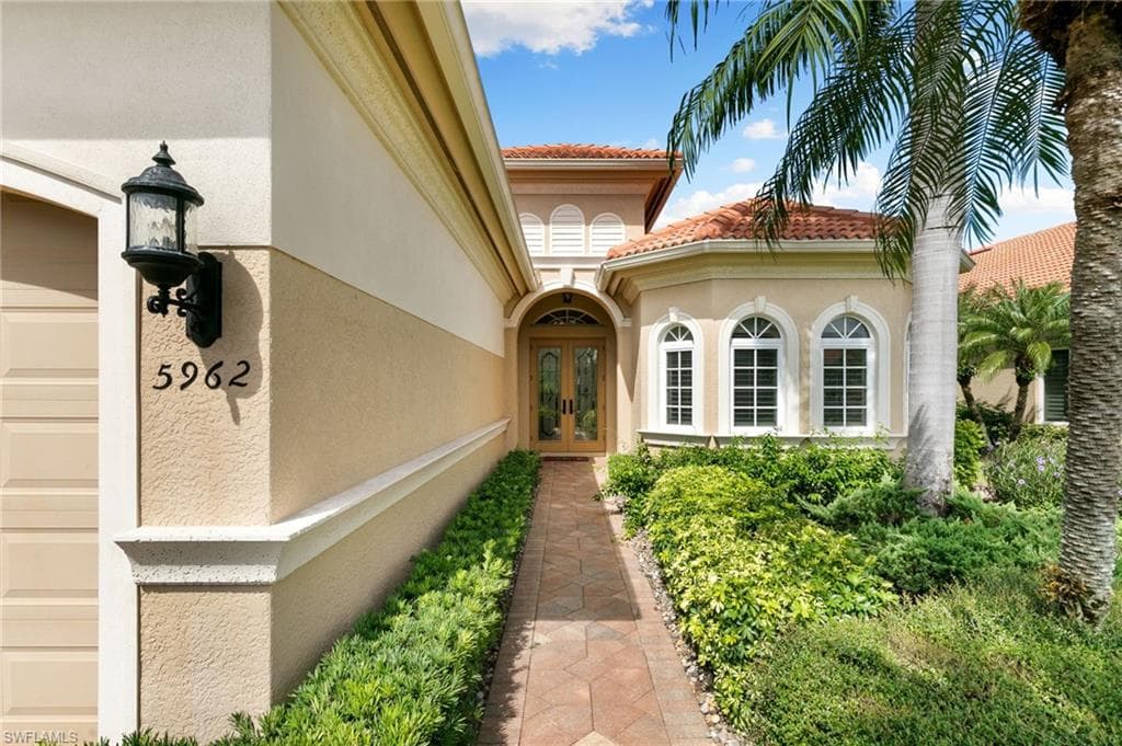 5962 Hammock Isles Cir, Naples, FL 34119-3