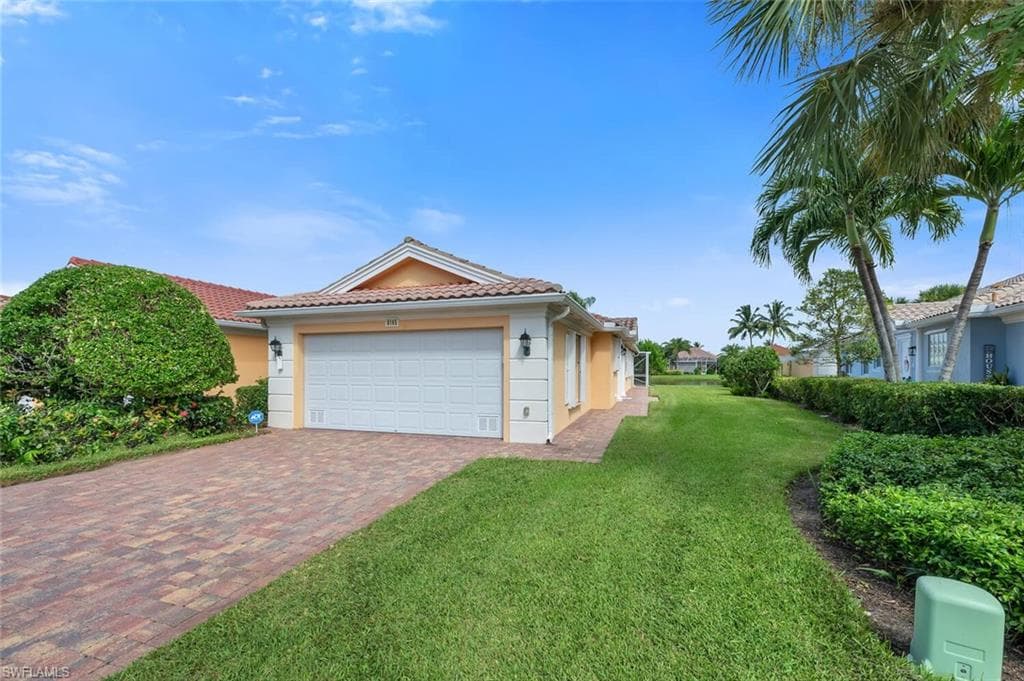 8165 Xenia Ln, Naples, FL 34114-1