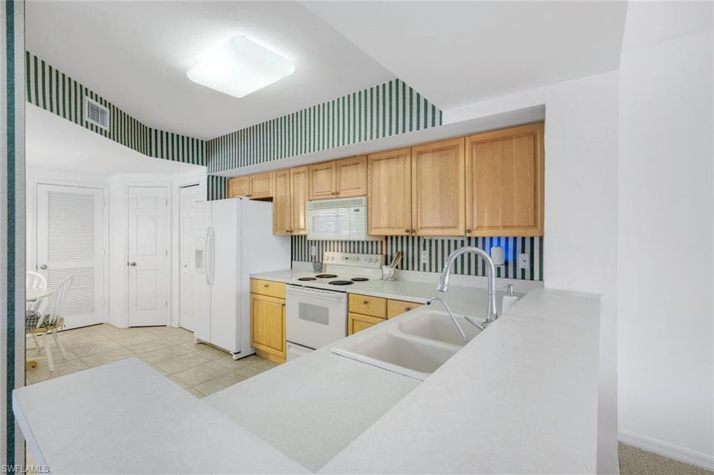 5015 Cedar Springs Dr 103, Naples, FL 34110-10
