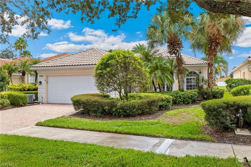 5292 Hawkesbury Way, Naples, FL 34119-1
