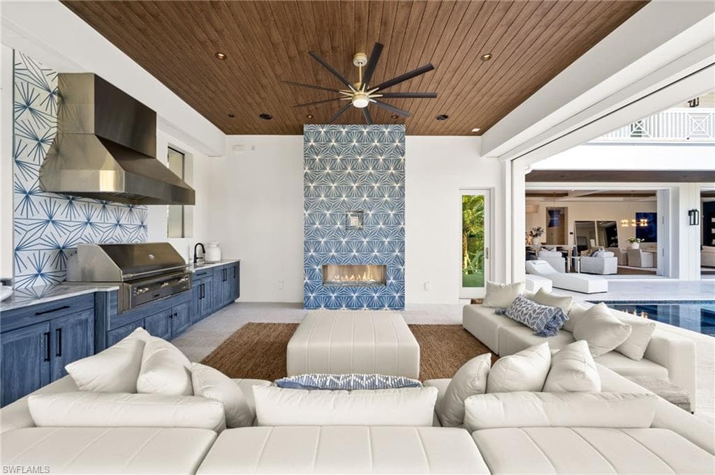 506 Neapolitan Ln, Naples, FL 34103-4