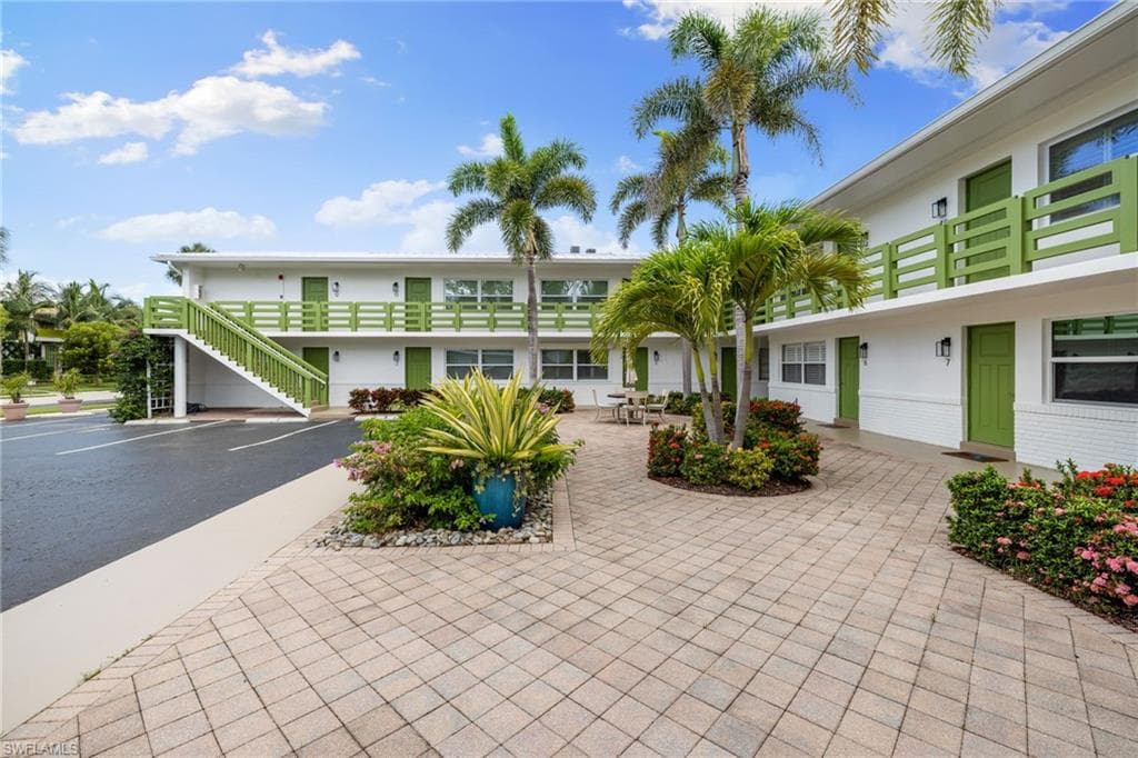 975 9th Ave S 19, Naples, FL 34102-18