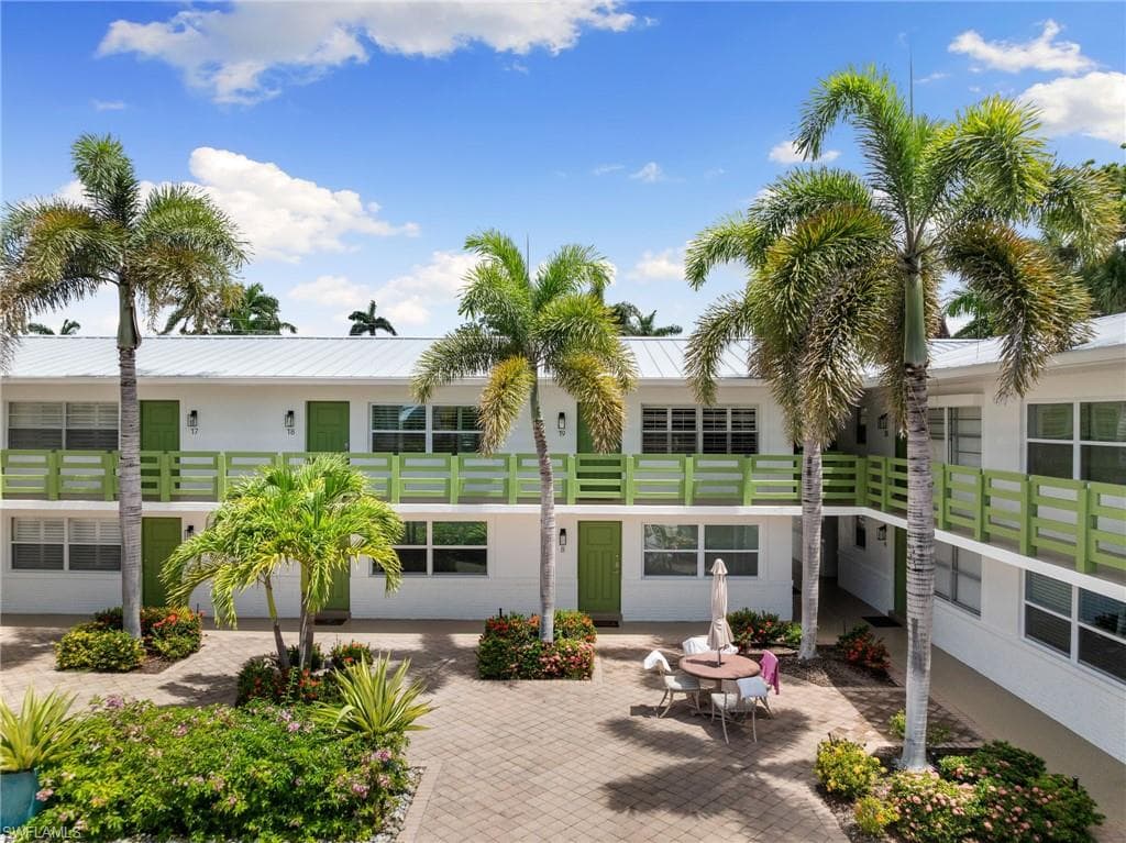 975 9th Ave S 19, Naples, FL 34102-1