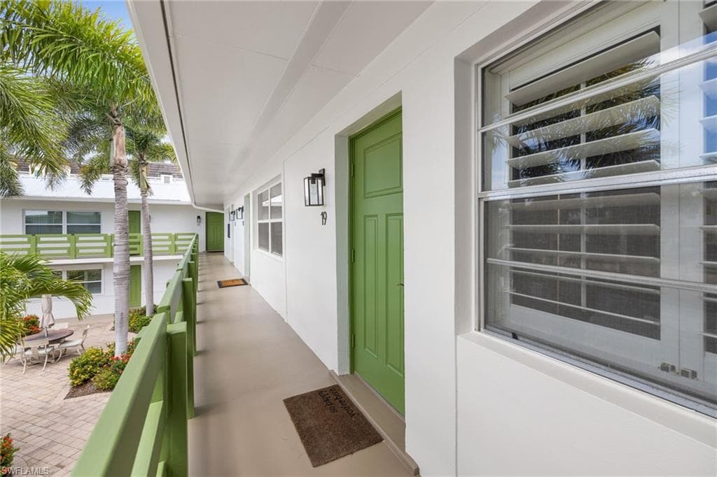 975 9th Ave S 19, Naples, FL 34102-3