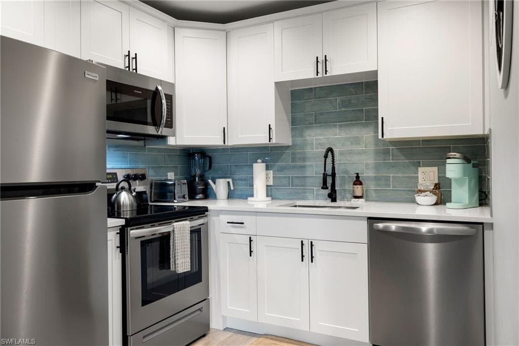 975 9th Ave S 19, Naples, FL 34102-7