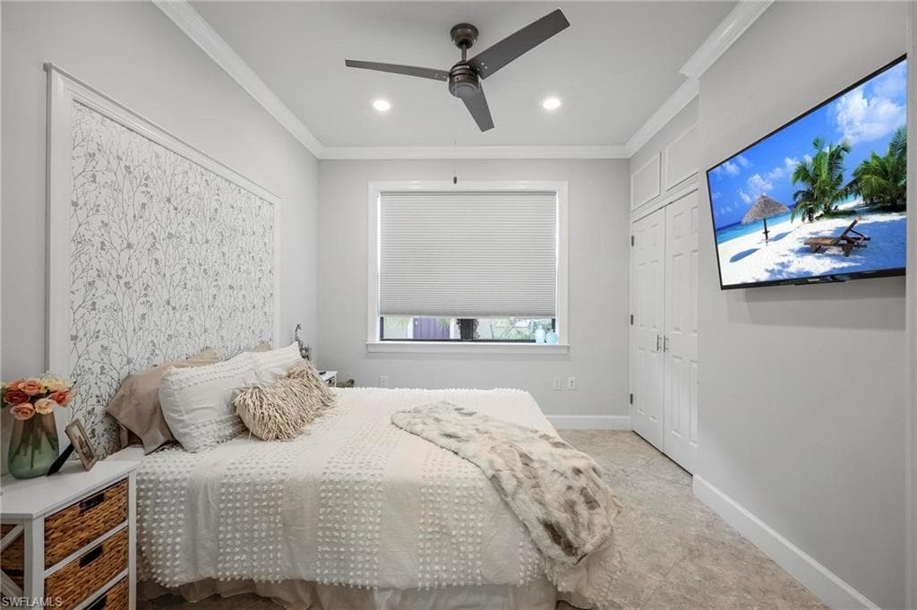 7670 Jacaranda Ln, Naples, FL 34114-17