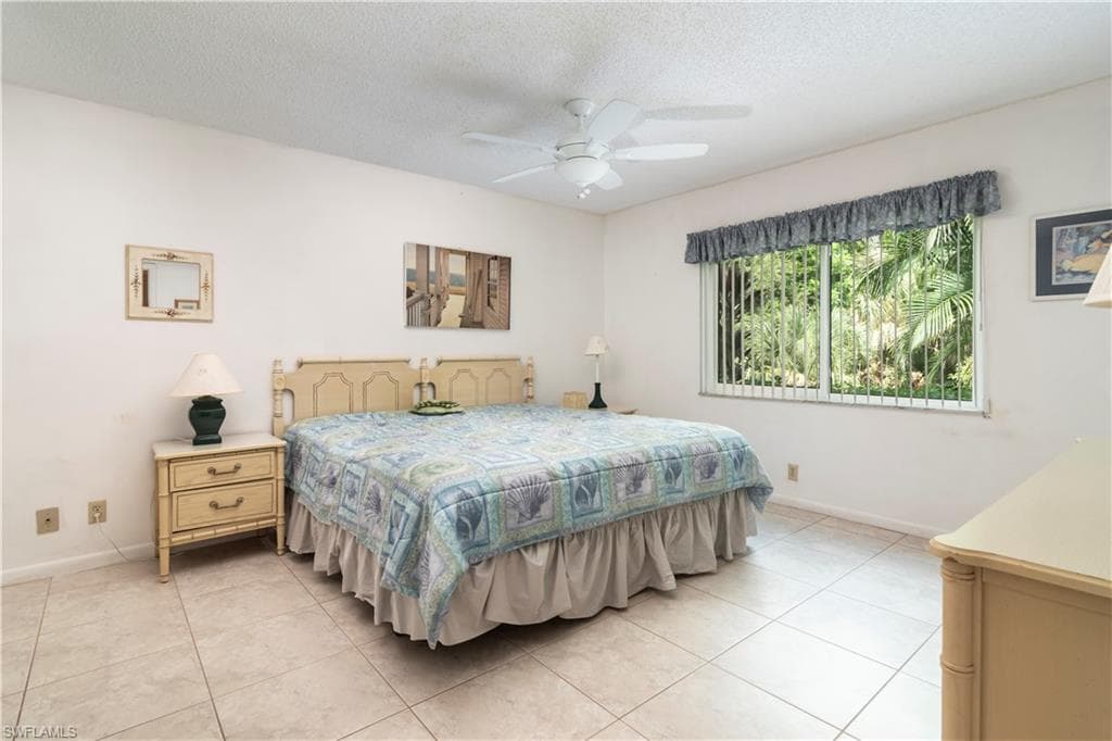 190 Palm Dr 5, Naples, FL 34112-8