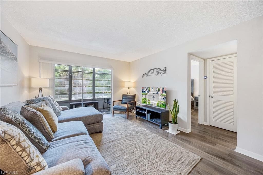 72 7th St S 209, Naples, FL 34102-8