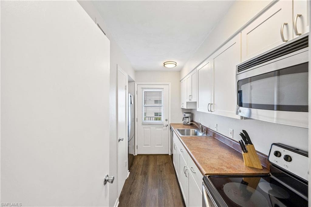 72 7th St S 209, Naples, FL 34102-18