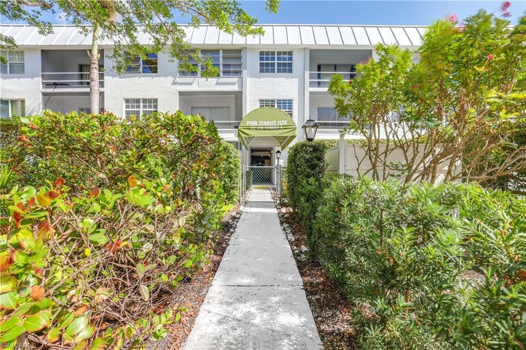 72 7th St S 209, Naples, FL 34102-3