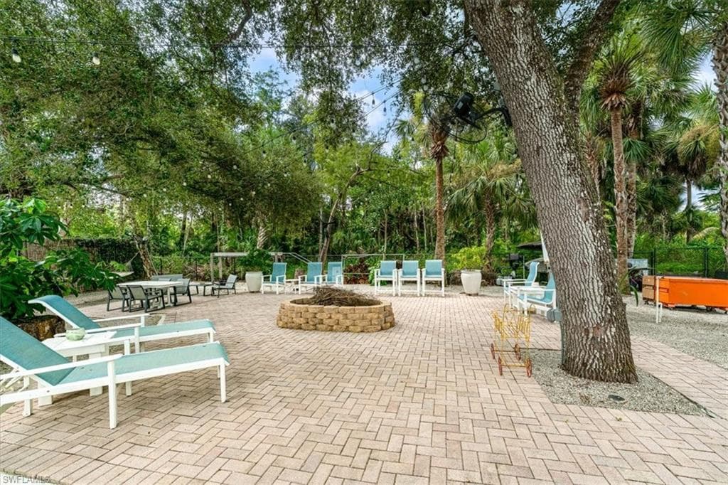 328 16th Ave NW, Naples, FL 34120-5