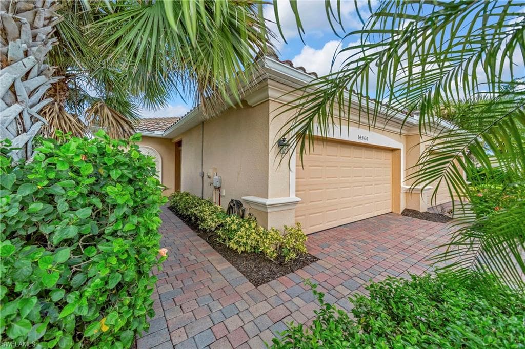 14560 Grapevine Dr, Naples, FL 34114-2
