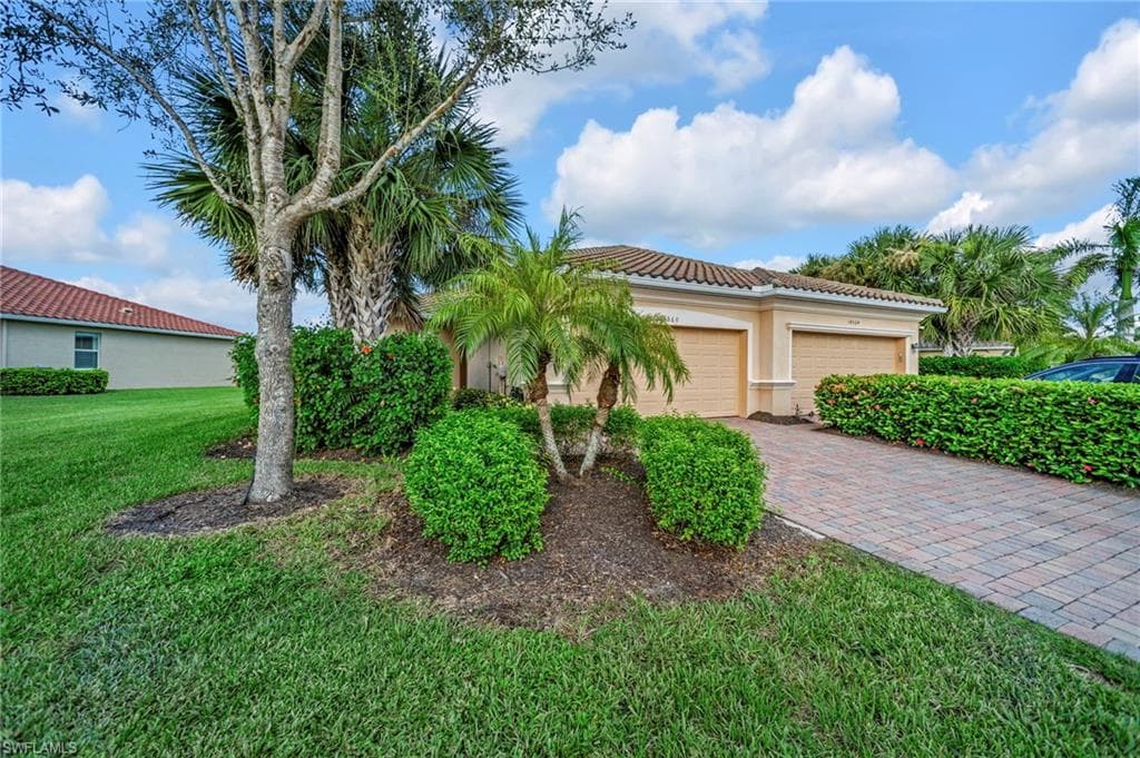 14560 Grapevine Dr, Naples, FL 34114-3