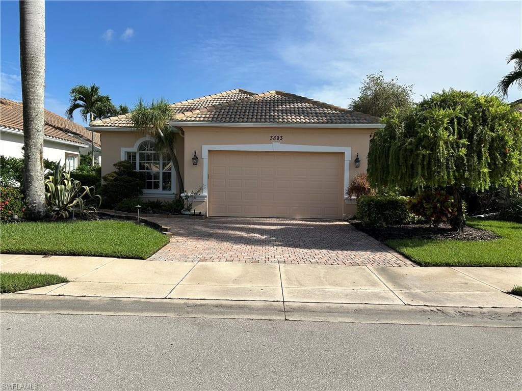 3893 Jasmine Lake Cir, Naples, FL 34119-1